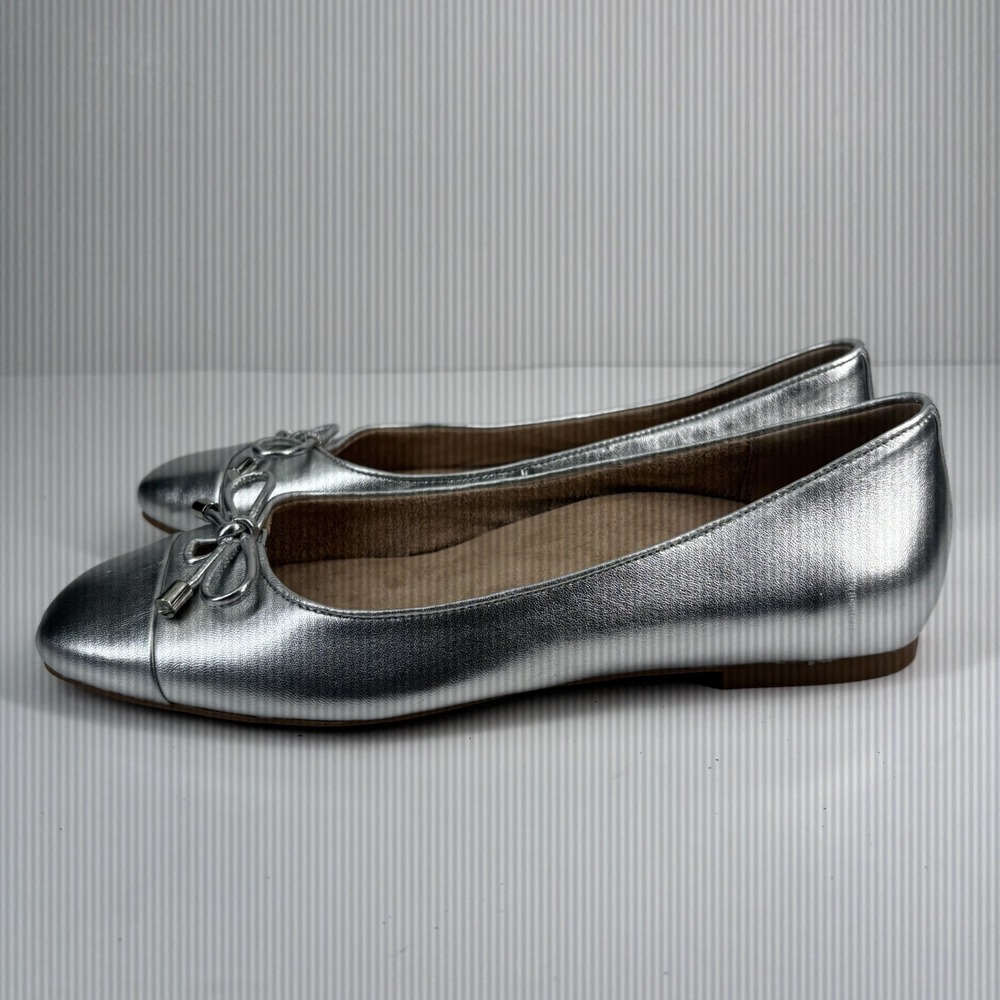 Vionic Silver Flats with Bow Detail 8.5 wide - Picture 9 of 16